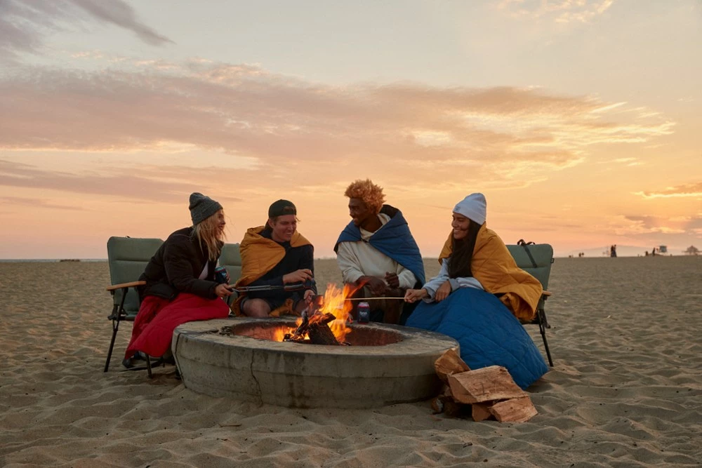 Rumpl NanoLoft Flame Puffy Blanket 6 Rumpl NanoLoft Flame Puffy Blanket - Image 4